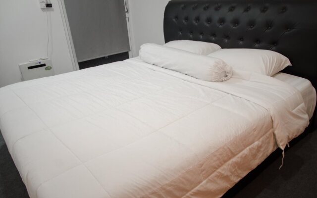 Bed & Butler Hostel