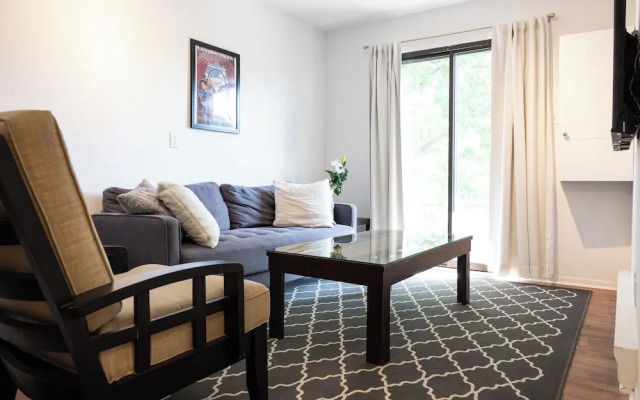 Rue Drolet 2-Bedroom Apartment
