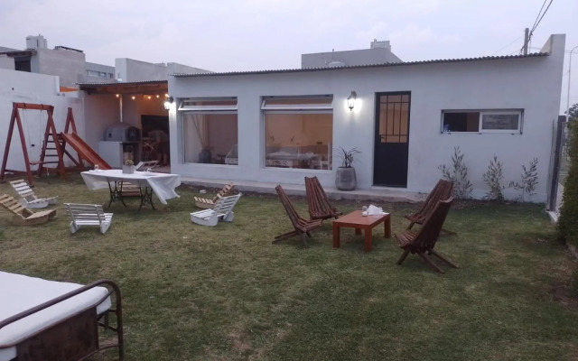 Casa Amplia, Luminosa con Parrilla!