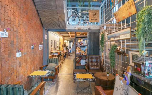 Zhelter Hostel Bangkok by ZUZU