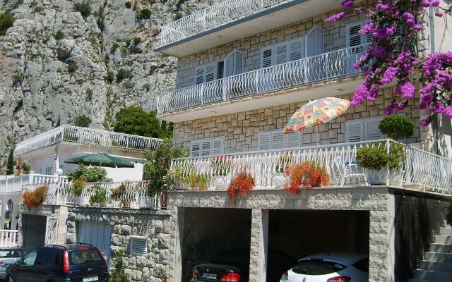 Apartment Ivan - with parking : A2 bungalov Omis, Riviera Omis