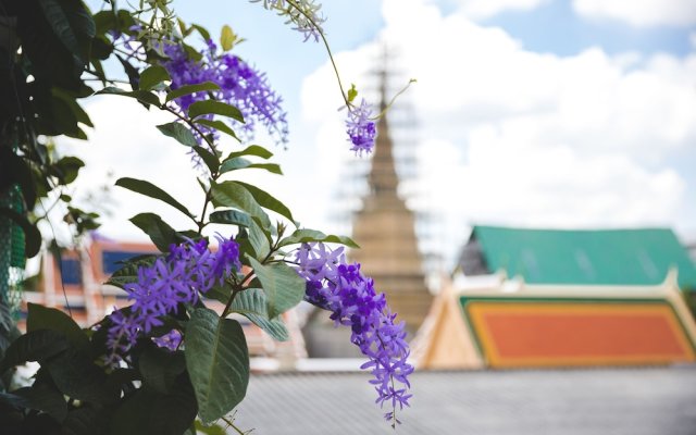 Feung Nakorn Balcony Rooms and Cafe