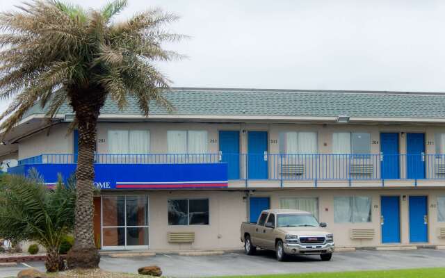 Motel 6 Clute, TX