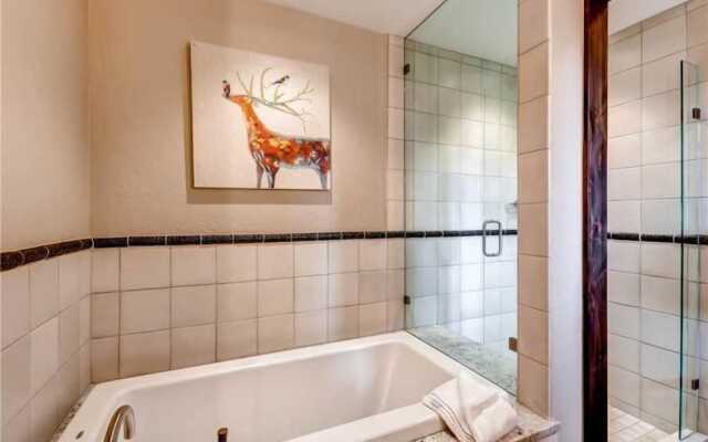 Spacious 4 Bedroom Vacation Rental in Convenient Location with Scenic Views, Pool, Hot Tub