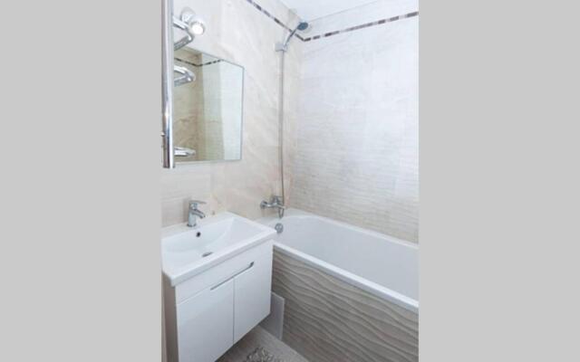 Тараскова 16, Люкс, ЮЗР