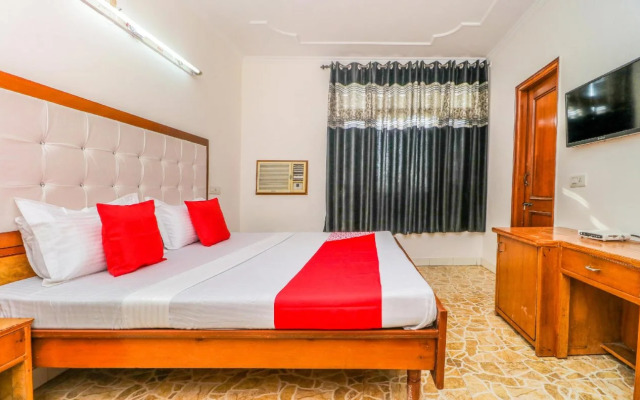 Preet Lodge Mohali by OYO Rooms