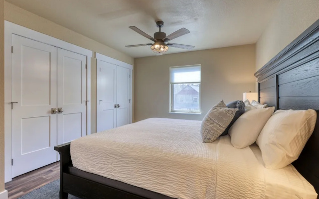 Modern Condo Near BH Attractions-garage Parking