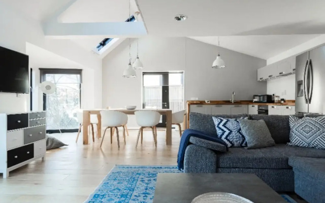 The Cliffside Loft - Distinctly Modern 3Bdr Riverside Home