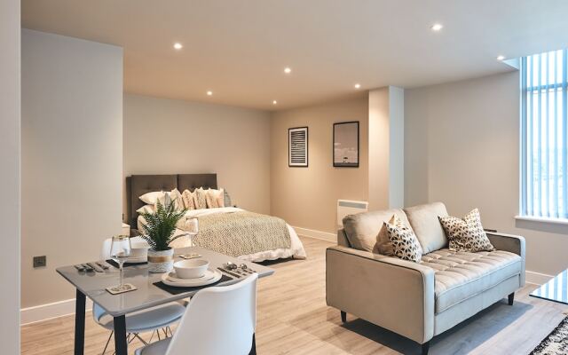 Seven Living Residences Bracknell - Luxurious Chic Apartments - Free Parking