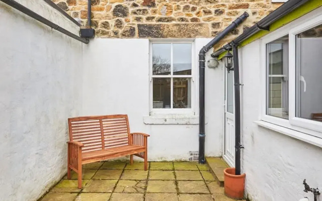 Host Stay Oliver s Den