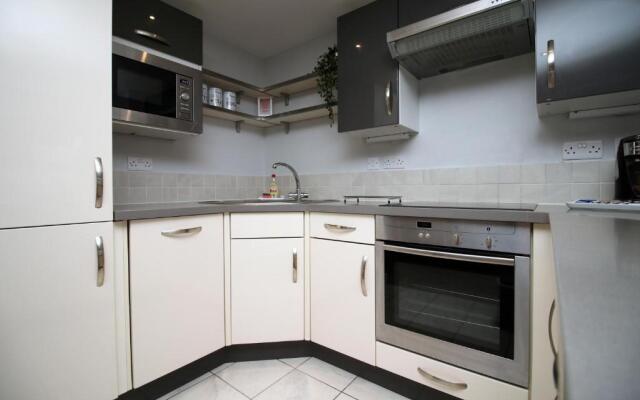Violet's Corner Luxury Apartment by StayStaycations