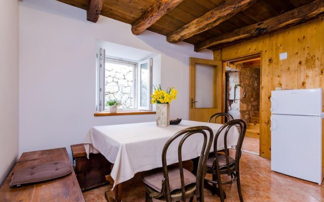 Amazing Home in Brotnice with WiFi, 3 Bedrooms & Hot Tub