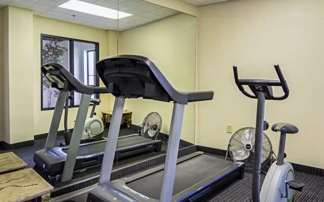 Red Roof Inn & Suites Fayetteville - Fort Bragg