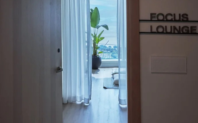 Top-tier Stay 49th Fl Lakefront City Views