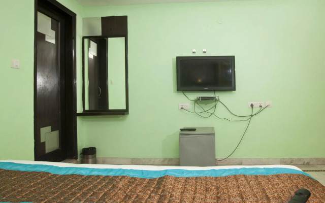 Roomshala 100 Hotel Anand - karol Bagh