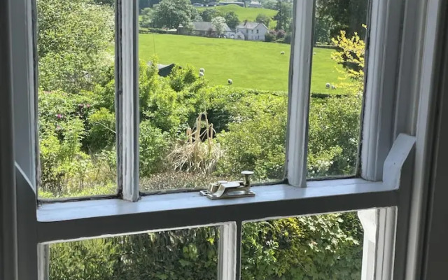 Simple Luxury in Brecon Beacons Village House