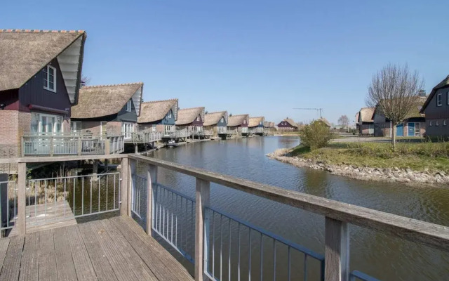 Thatched Villa by Ijsselmeer