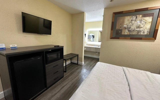 Rodeway Inn & Suites Highway 290 Northwest