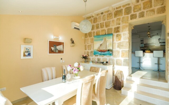 Nice Home in Brsecine With Wifi and 3 Bedrooms