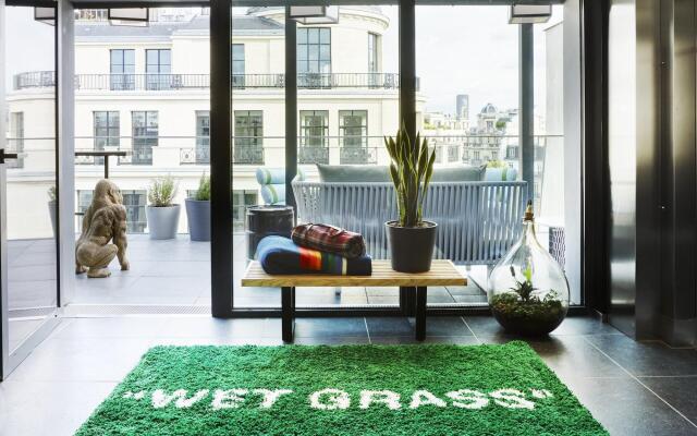 Отель citizenM Paris Champs-Élysées