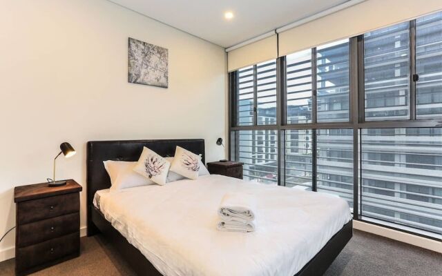 New Bright Apartment In Waterloo Near Park