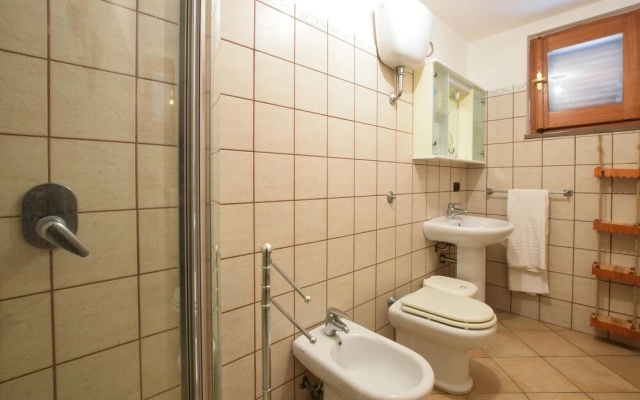 Stunning Home in S.caterina di Pittinur With 2 Bedrooms and Wifi