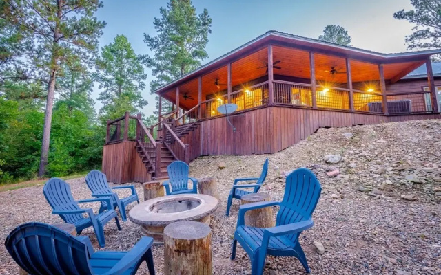 Stained Glass Hill includes Free WiFi, Parking Onsite, Private Hot Tub, and BBQ by RedAwning