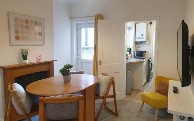 Cosy 2 Bedroom City House with 2 Bathrooms