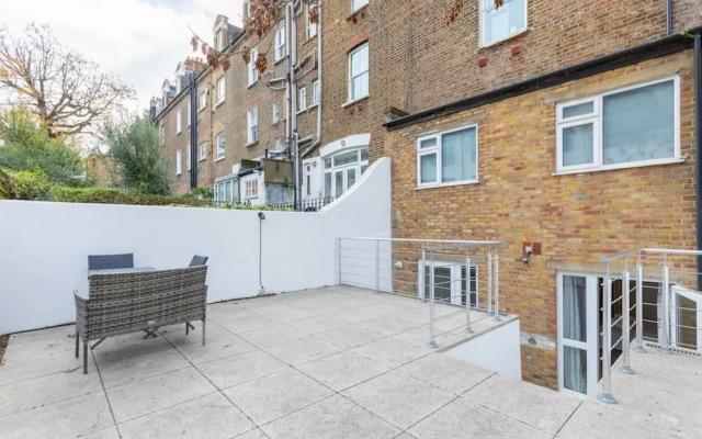 Beautifully Presented 2BD Flat W/patio- Kensington