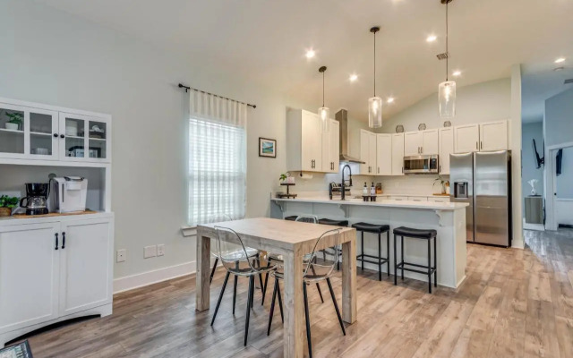 1 Mi to Dtwn: Pet-friendly Pensacola Getaway!
