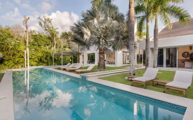 Modern Luxury 6 BR Tropical Retreat With Pool