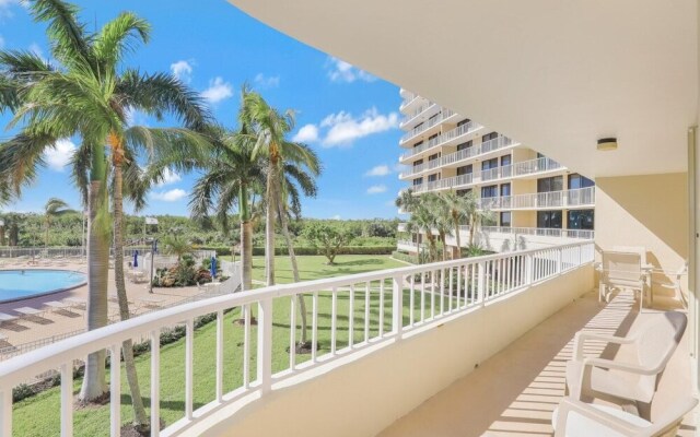 Ideal Beachfront Condo With Pool and two Balconies