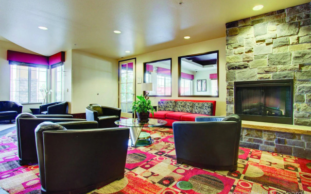 La Quinta Inn & Suites by Wyndham Denver Gateway Park