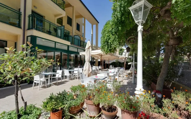 Gadames Hotel - Lunch on the Beach