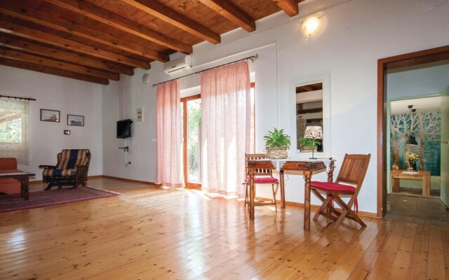Amazing Home in Lozovac with Hot Tub, WiFi & 4 Bedrooms