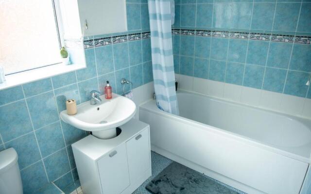 Delightful Central, Seaside Apartment-with free parking