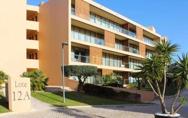 Herdade dos Salgados 2 Bedrooms T2 12A 1D is located next to the entrance of Vila das Lagoas Albu