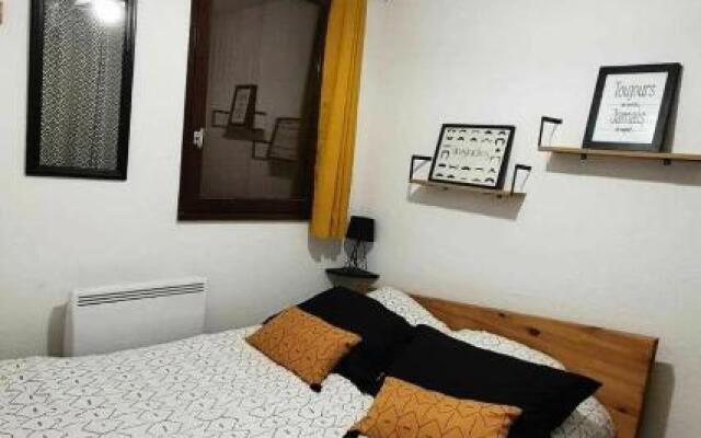 VAUX SUR MERGELIBERT - Pièces 844