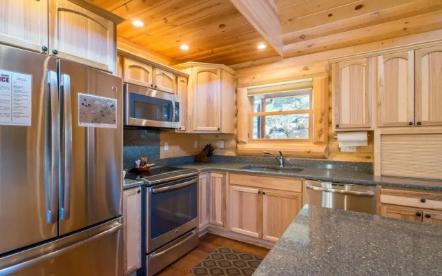 Armstrong Luxury Log Vacation  At Windcliff 4 Bedroom Home by RedAwning