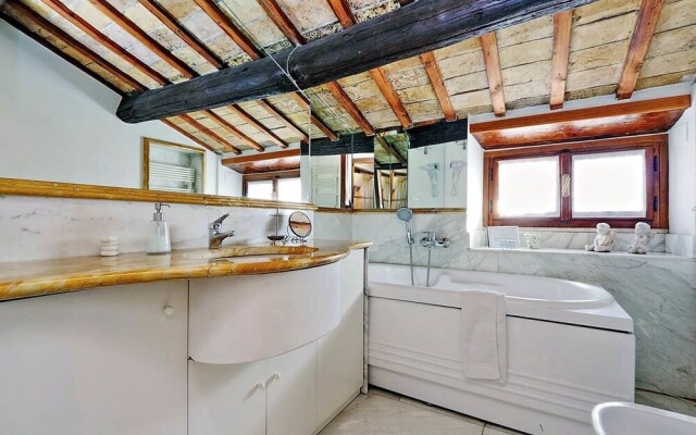 Piazza Mattei Elegant Apartment