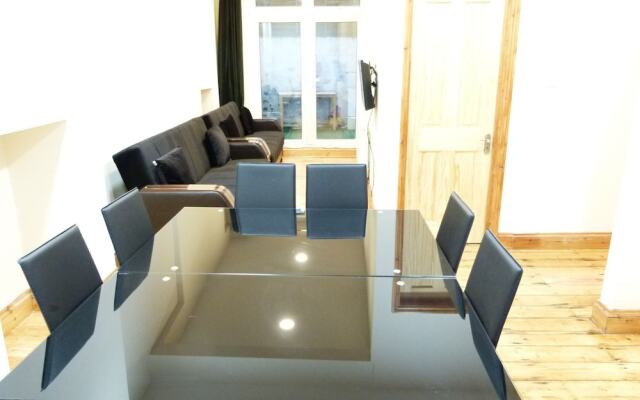 SS Property Hub - Family Apartment Kensington