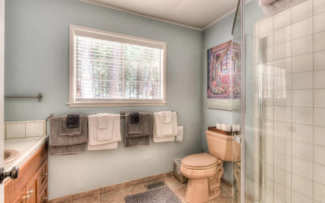 Firefly  - Walk To Beach 3 Bedroom Cabin by RedAwning