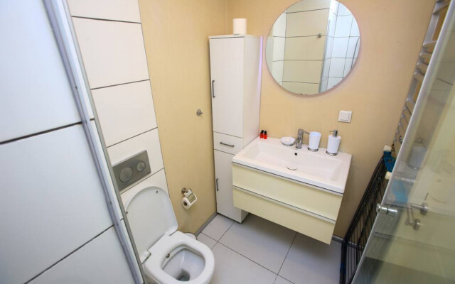 1-B Luxury Apt near Mall of IST