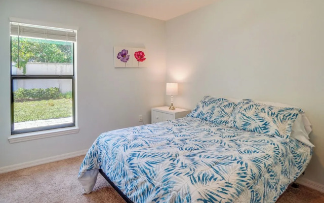 Tavares Retreat w/ Covered Patio & Private Yard