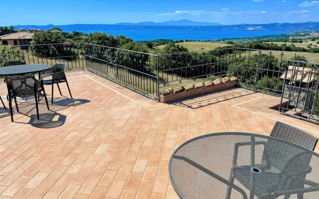 Pool, Jacuzzi and Events Room - Charming Villa in Umbria - Sleeps 24 - Lake View