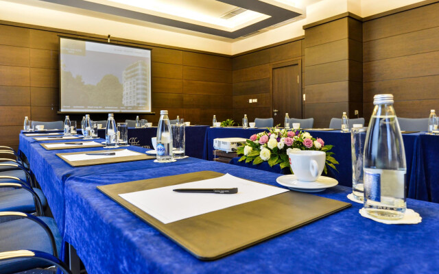 Rosslyn Central Park Hotel