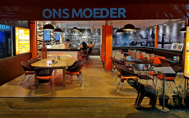 Ons Moeder Restaurant & Guesthouse - 5 (50 meters to the beach)