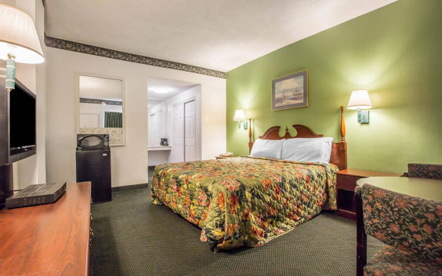 Rodeway Inn near Melrose Ave