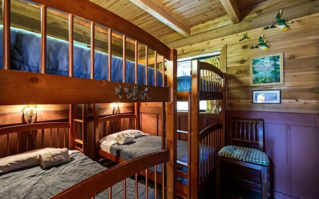 44mbr - Hot Tub- Pets Ok - Wifi - Bbq - Sleeps 8 2 Bedroom Home by RedAwning