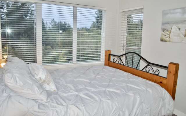 Cozy Creekside Renovated Condo